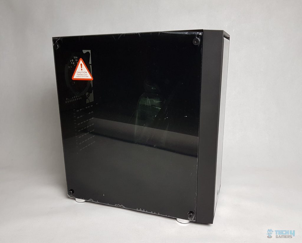 Aerocool Quartz Revo RGB Mid-Tower Chassis — The side panel of the chassis