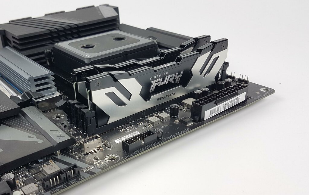 Kingston FURY RENEGADE 32GB 6400MHz CL32 - Featured