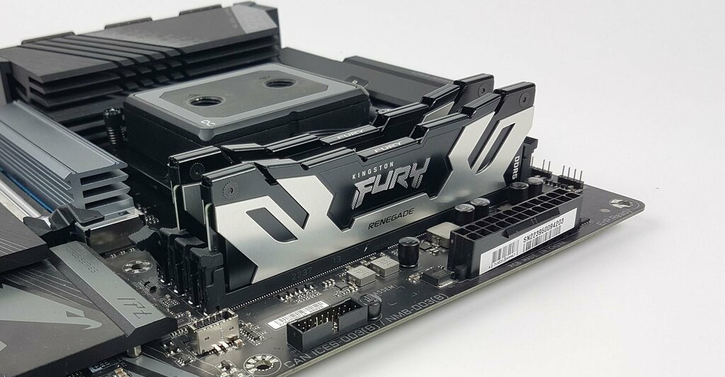 Kingston FURY RENEGADE 32GB 6400MHz CL32 - Featured