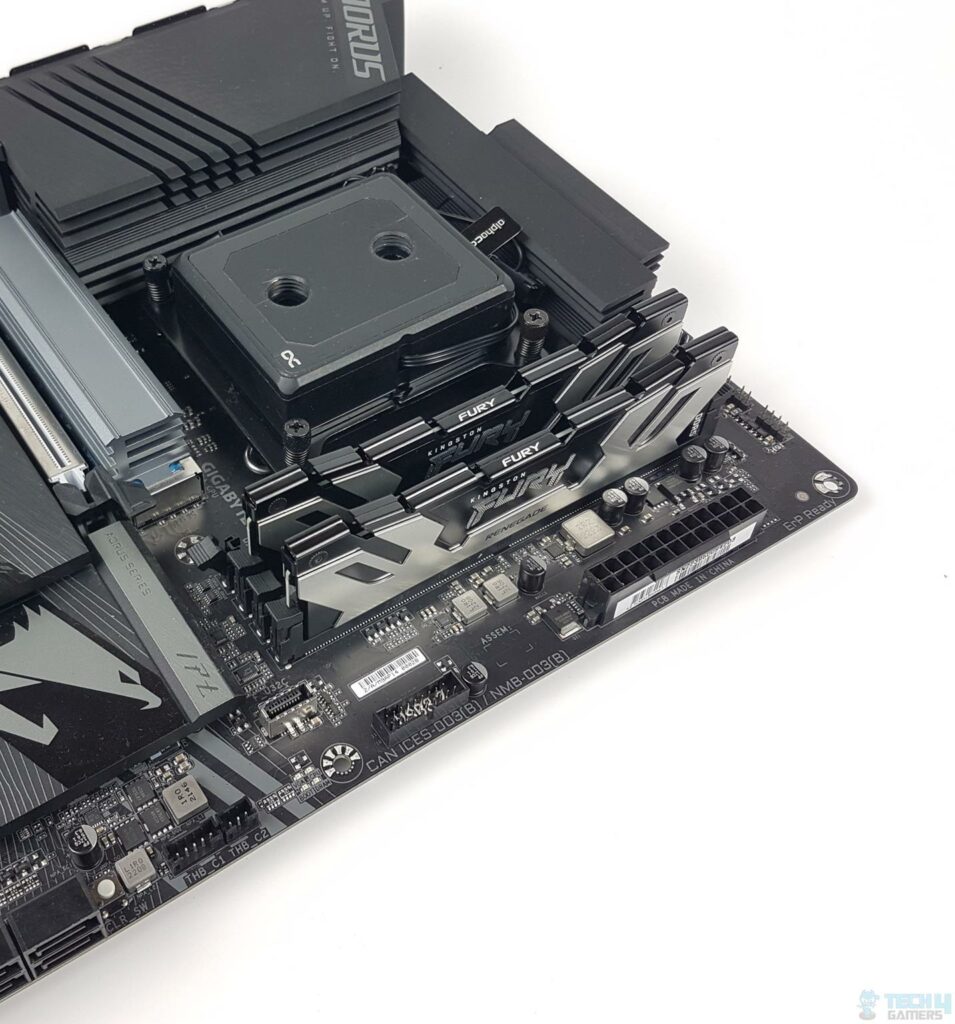 Kingston Fury Renegade 6400MT/s CL32 32GB DDR5 Kit — Topview of the heatsink