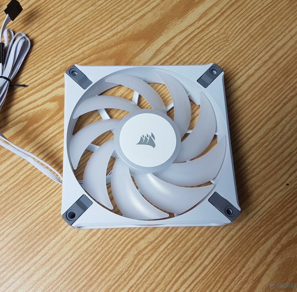 CORSAIR iCUE H150i Elite Capellix XT — Fan Top View